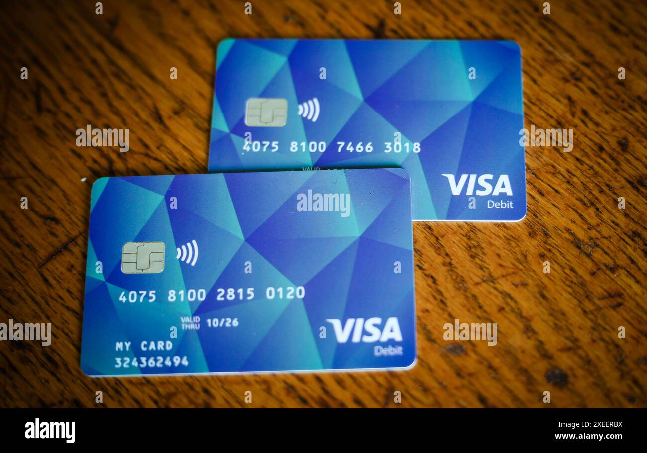 27.06.24, Handenberg, AUT, unterwegs in Oberösterreich, Themenbild, Symbolbild, Verschiedene Themenbilder, Sachleistungskarte, Asylwerber, im Bild im Linzer Landhaus wurde heute die neue Sachleistungskarte für Asylwerber/innen präsentiert. Teilnehmer der Pressekonferenz waren Landeshauptmann mag. Thomas Stelzer, Integrations-Landesrat Dr. Wolfgang Hattmannsdorfer und Dr. Walter Aichinger, Präsident des OÖ. Rote Kreuzes . Die Karte erleichtert die Verteilung notwendiger Güter und unterstützt die lokale Wirtschaft. Diese Karte stellt einen wichtigen Schritt zur transparenten Unterstützung der AS Stockfoto