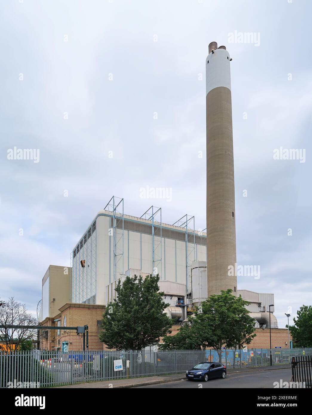 Das Kraft-Wärme-Kopplungswerk SELCHP aus Abfällen in Bermondsey, Südosten von London, Großbritannien. Geleitet von Veolia. Stockfoto