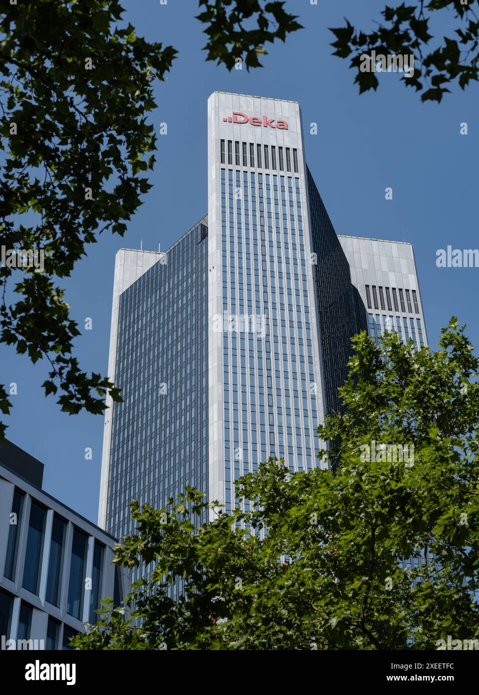 27. Juni 2024, Hessen, Frankfurt/Main: Das Trianon-Hochhaus in Frankfurt am Main. Das Geschäftshaus am Gendarmenmarkt GmbH des 186 Meter hohen Turms am Rande der Frankfurter Innenstadt hat Insolvenz beantragt. Der bisherige Hauptmieter, die Investmentgesellschaft Deka, will das Gebäude verlassen. Foto: Frank Rumpenhorst/dpa Stockfoto