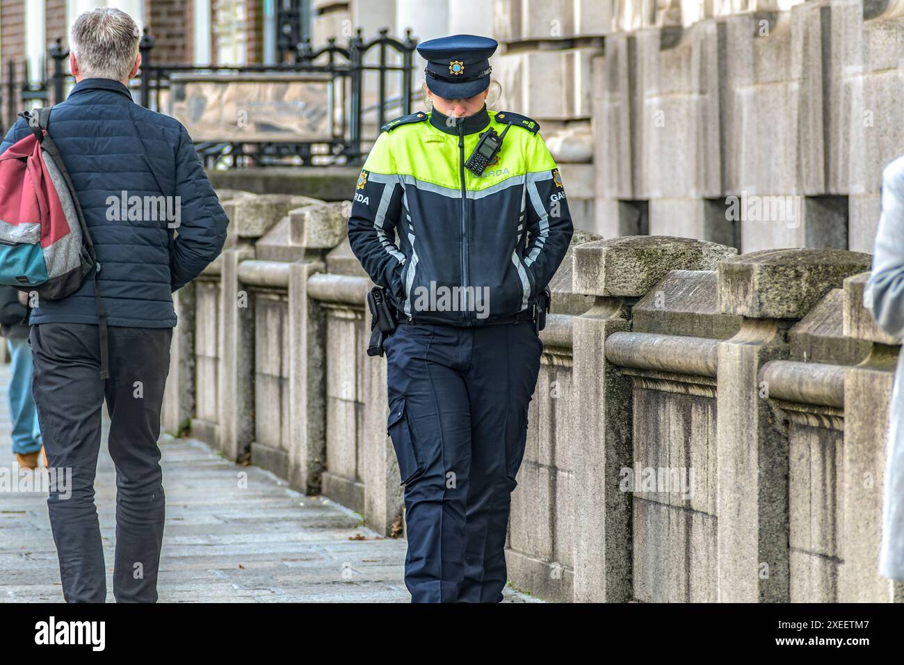 Gardai (irischer Garda-Offizier) auf Fußpatrouille im Stadtzentrum von Dublin. Irland. Stockfoto