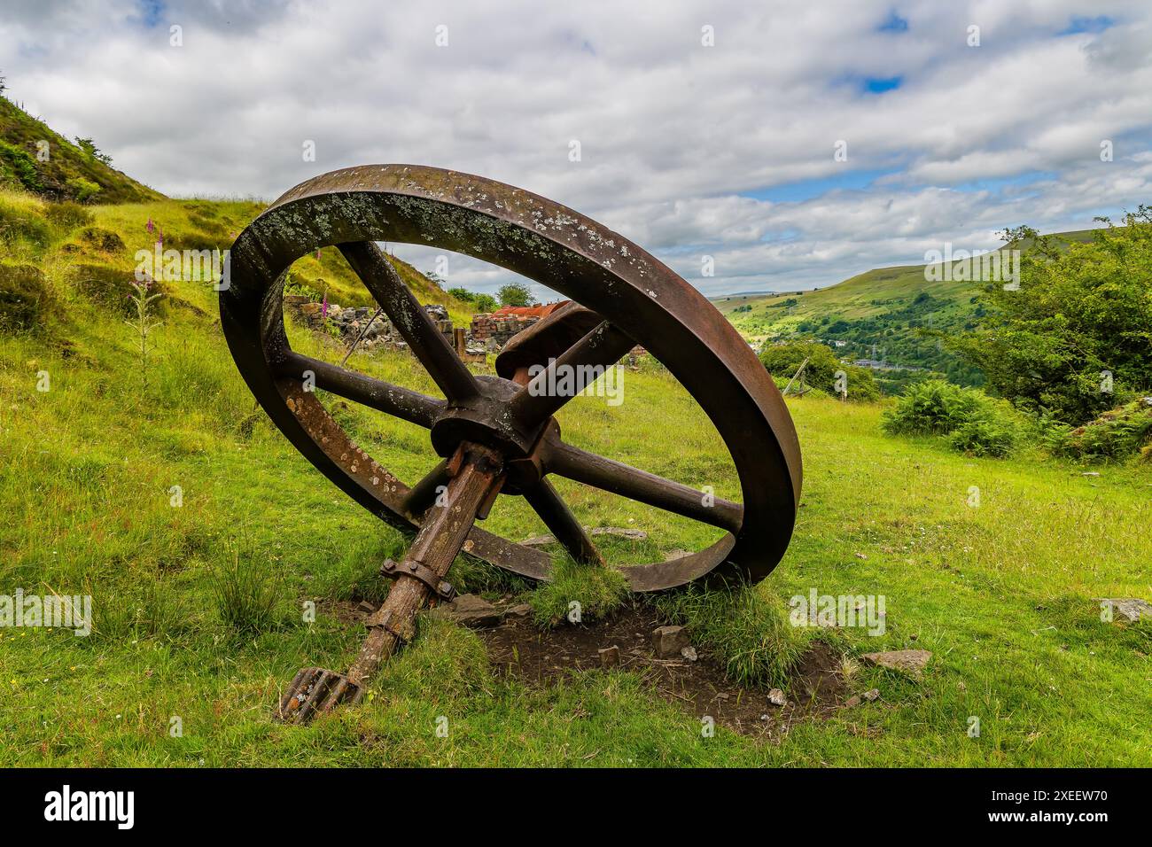 Überreste eines großen Schwungrads einer Hubmaschine auf dem Gelände eines ehemaligen Stahlwerks (Ebbw Vale, Wales) Stockfoto