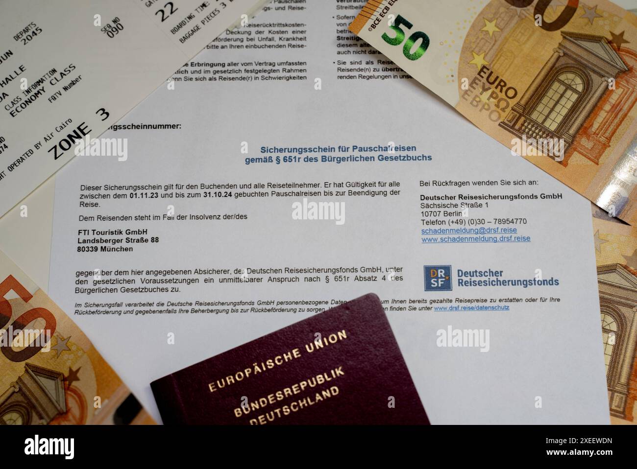 Themenbild - Sicherungsschein Pauschalreise vom DRSF, 27.06.2024 Themenbild - Sicherungsschein Pauschalreise vom DRSF, 27.06.2024 Sicherungsschein Deutscher Reisesicherungsfonds DRSF mit Reisepass. Nach der Insolvenz von FTI erhalten Pauschalreisende das Geld zurueck. *** Themenbild-Sicherheitszertifikat-Paket-Tour vom DRSF, 27 06 2024 Themenbild-Sicherheitszertifikat-Paket-Tour vom DRSF, 27 06 2024 Sicherheitszertifikat Deutscher Reisesicherheits-Fonds DRSF mit Reisepass nach der Insolvenz von FTI bekommen Pauschalreisende ihr Geld zurück Copyright: XEibner-Pressefoto/JonasxLohrmannx EP JL Stockfoto