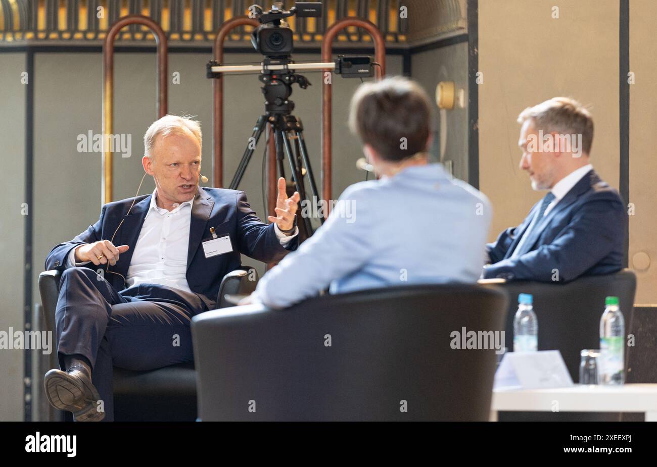 München, Deutschland. Juni 2024. ifo-Präsident Clemens Fuest, deutscher Finanzminister Christian Lindner ( FDP ) bei der ifo-Jahresversammlung zum 75. Jahrestag der Gründung des ifo-Instituts am 27. Juni 2024 an der Universität München. (Foto: Alexander Pohl/SIPA USA) Credit: SIPA USA/Alamy Live News Stockfoto