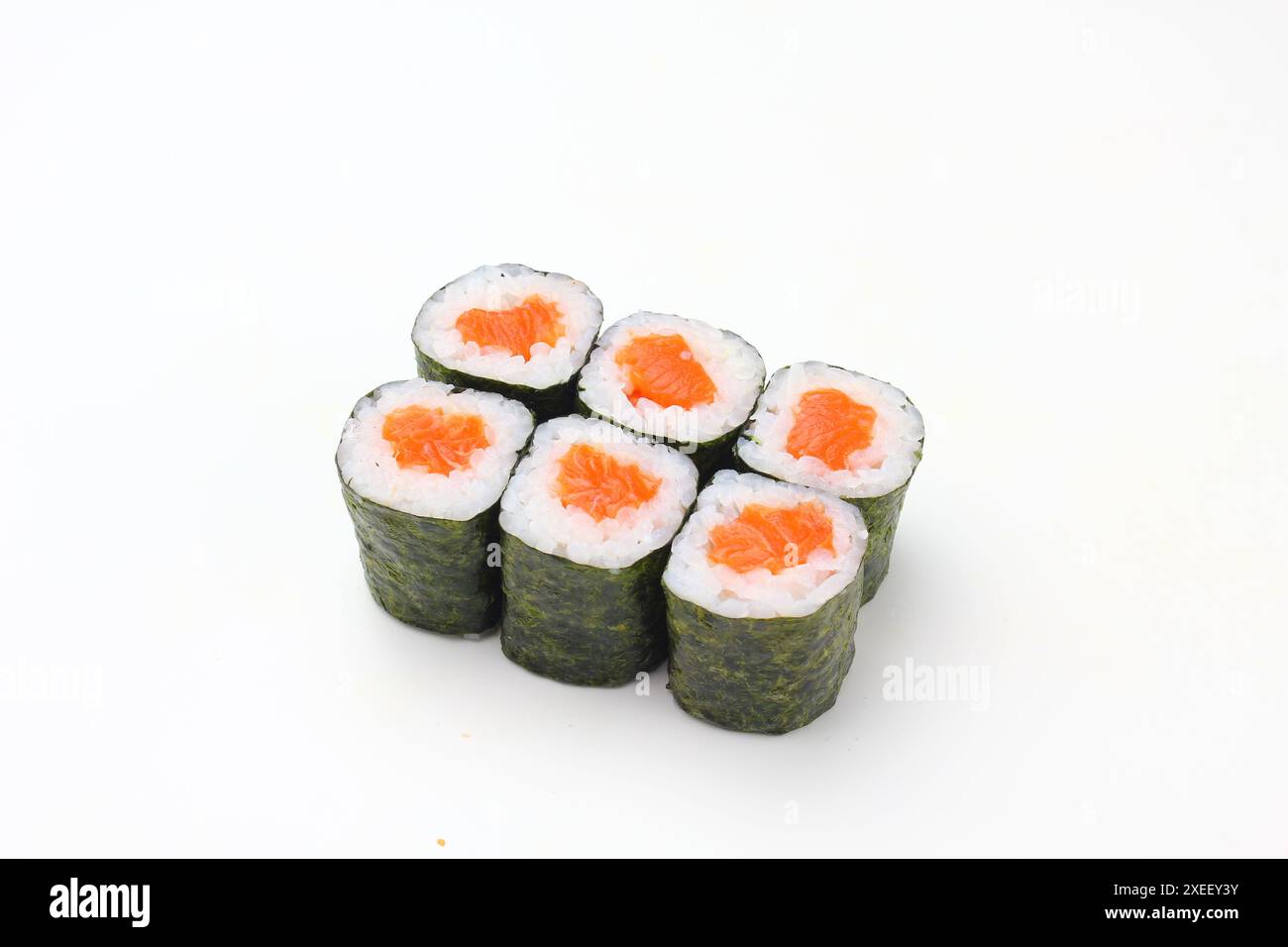 Sushi-Lieferung. Satz Rollen in einer Einwegverpackung auf schwarzem Hintergrund. Draufsicht Stockfoto