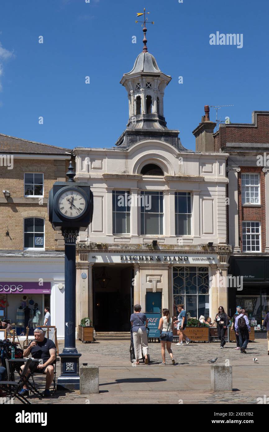 Marktplatz und alte Maisbörse, Hitchin, Hertfordshire, England Stockfoto
