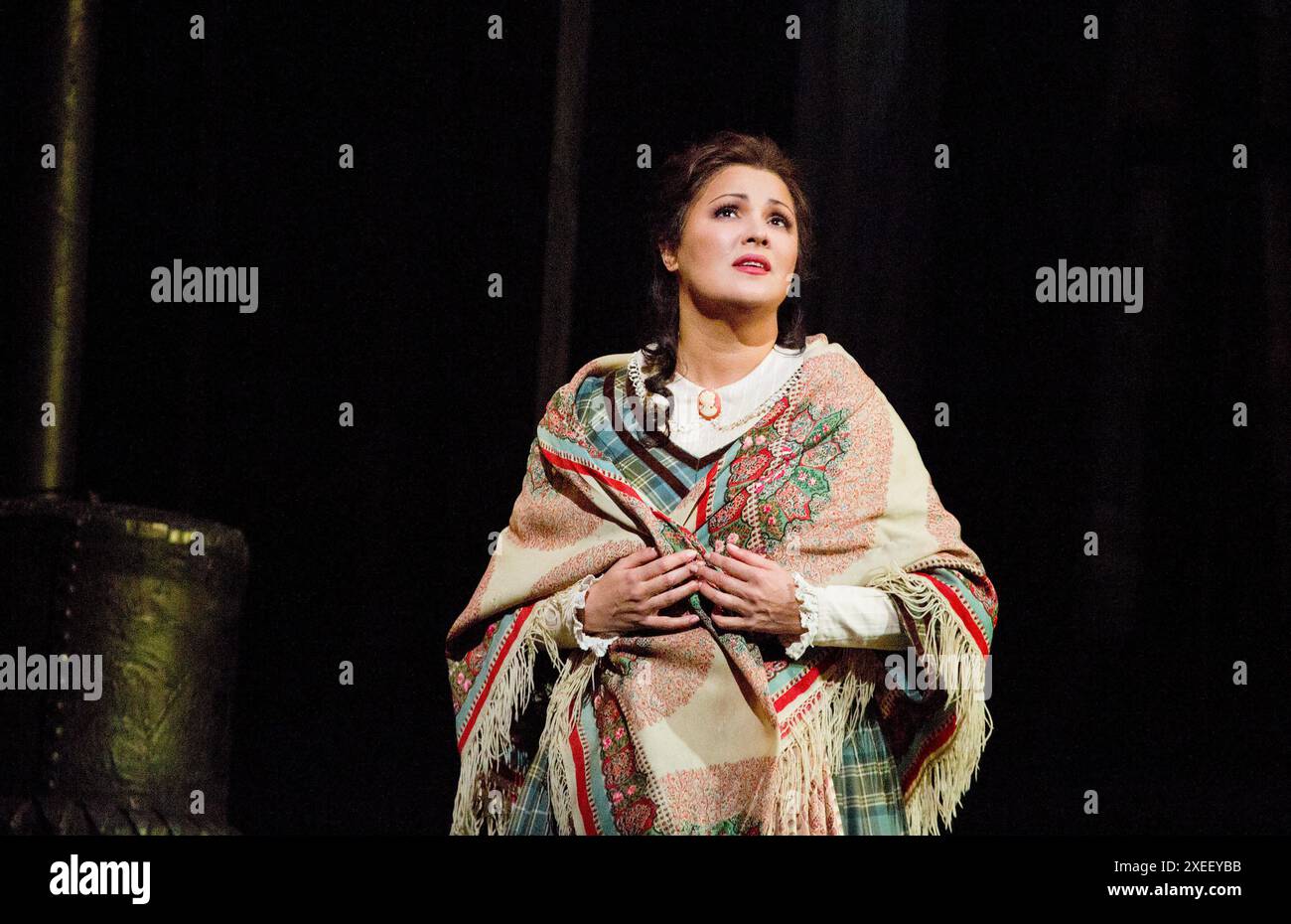 Anna Netrebko (Mimi) in LA BOHEME an der Royal Opera, Covent Garden London WC2 23/05/2015 Musik: Giacomo Puccini Libretto: Luigi Illica und Giuseppe Giacosa Dirigent: Dan Ettinger Design: Julia Trevelyan Oman Beleuchtung: John Charlton Regisseur: John Copley Stockfoto