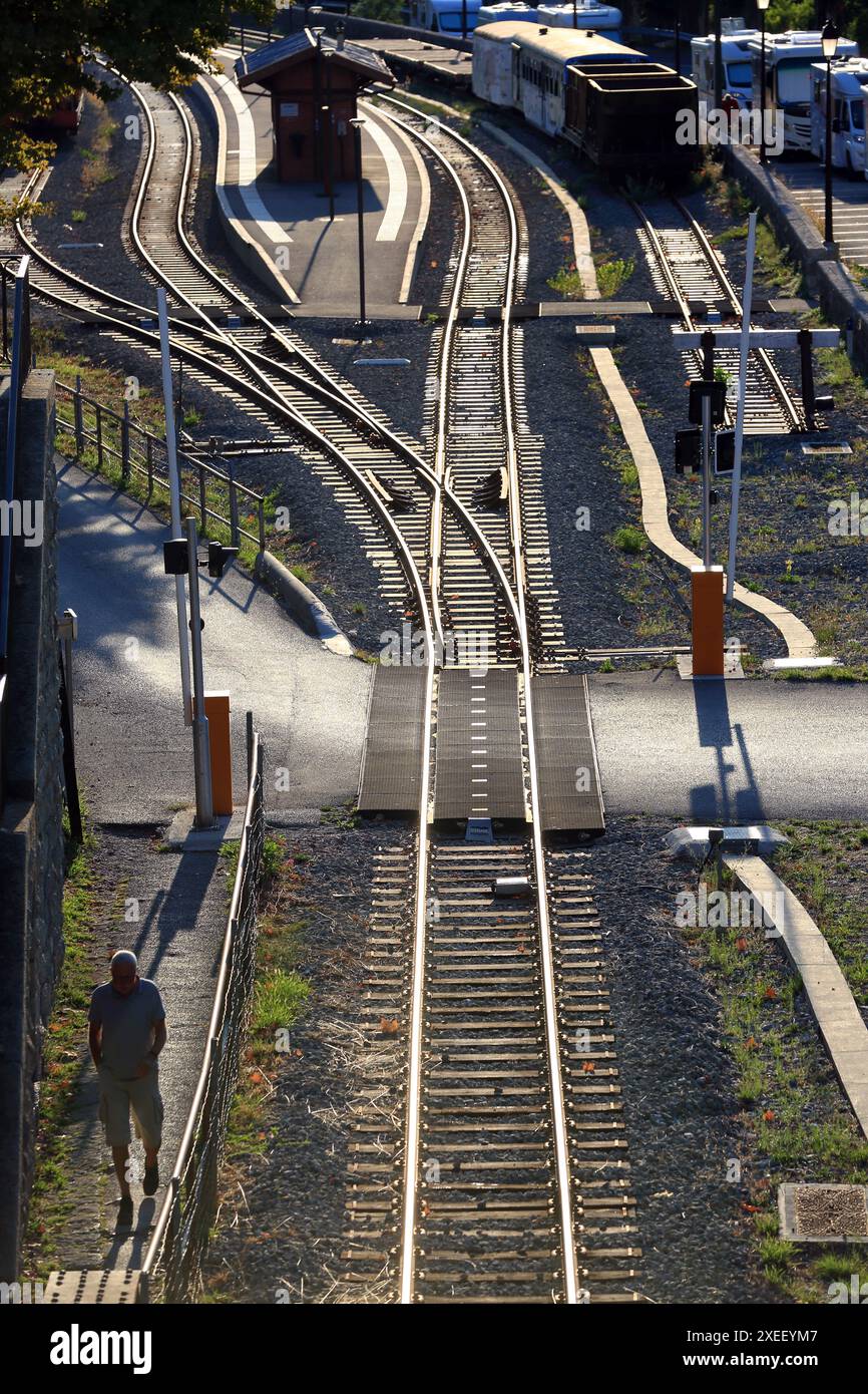 Bahnhof Gare und Eisenbahnlinien des Dorfes Entrevaux, Alpes de Haute Provence, PACA, Frankreich Stockfoto
