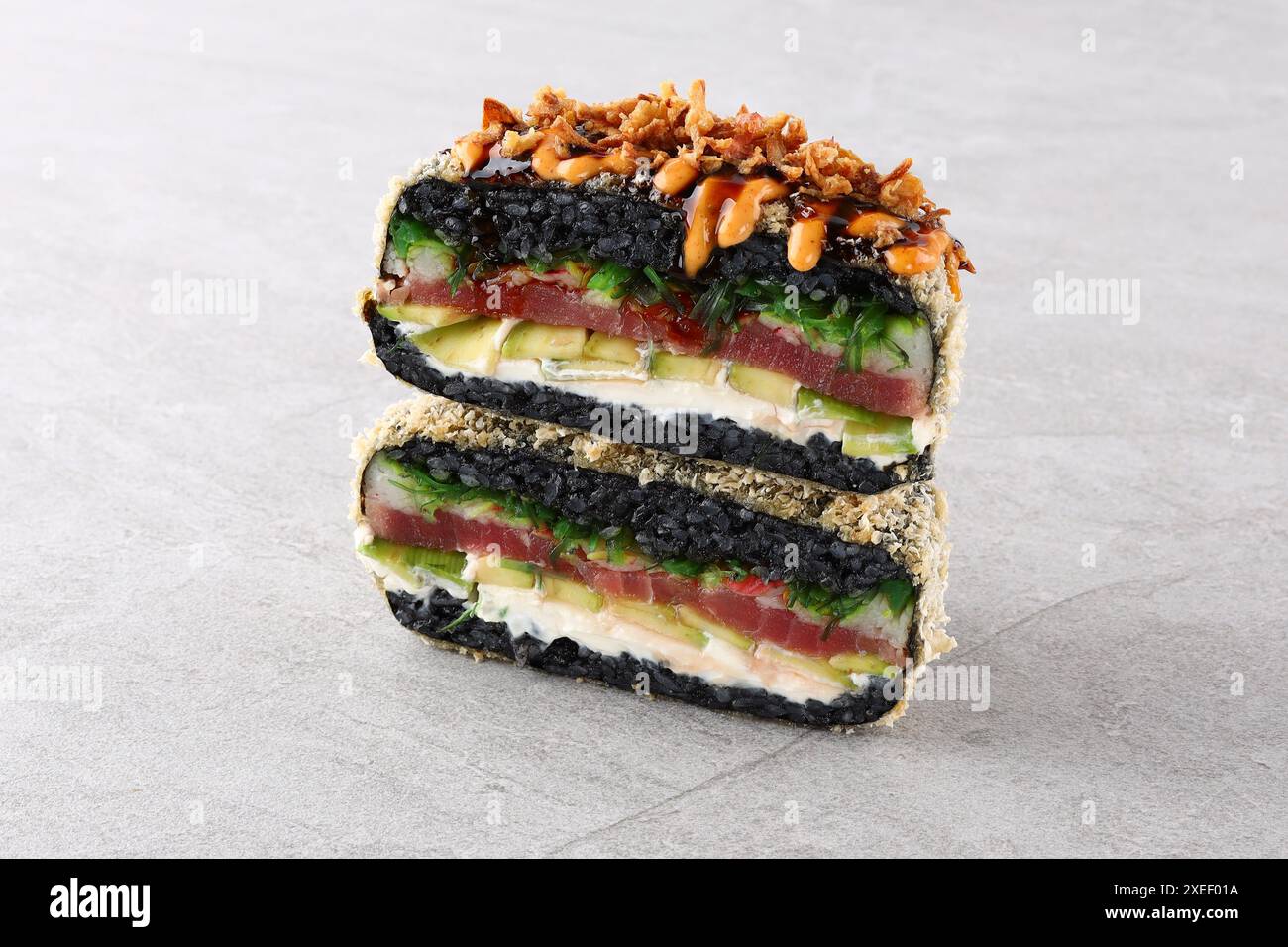 Appetitliche frische Sushi-Burger auf weißem Hintergrund für die Essenslieferungsstelle Stockfoto