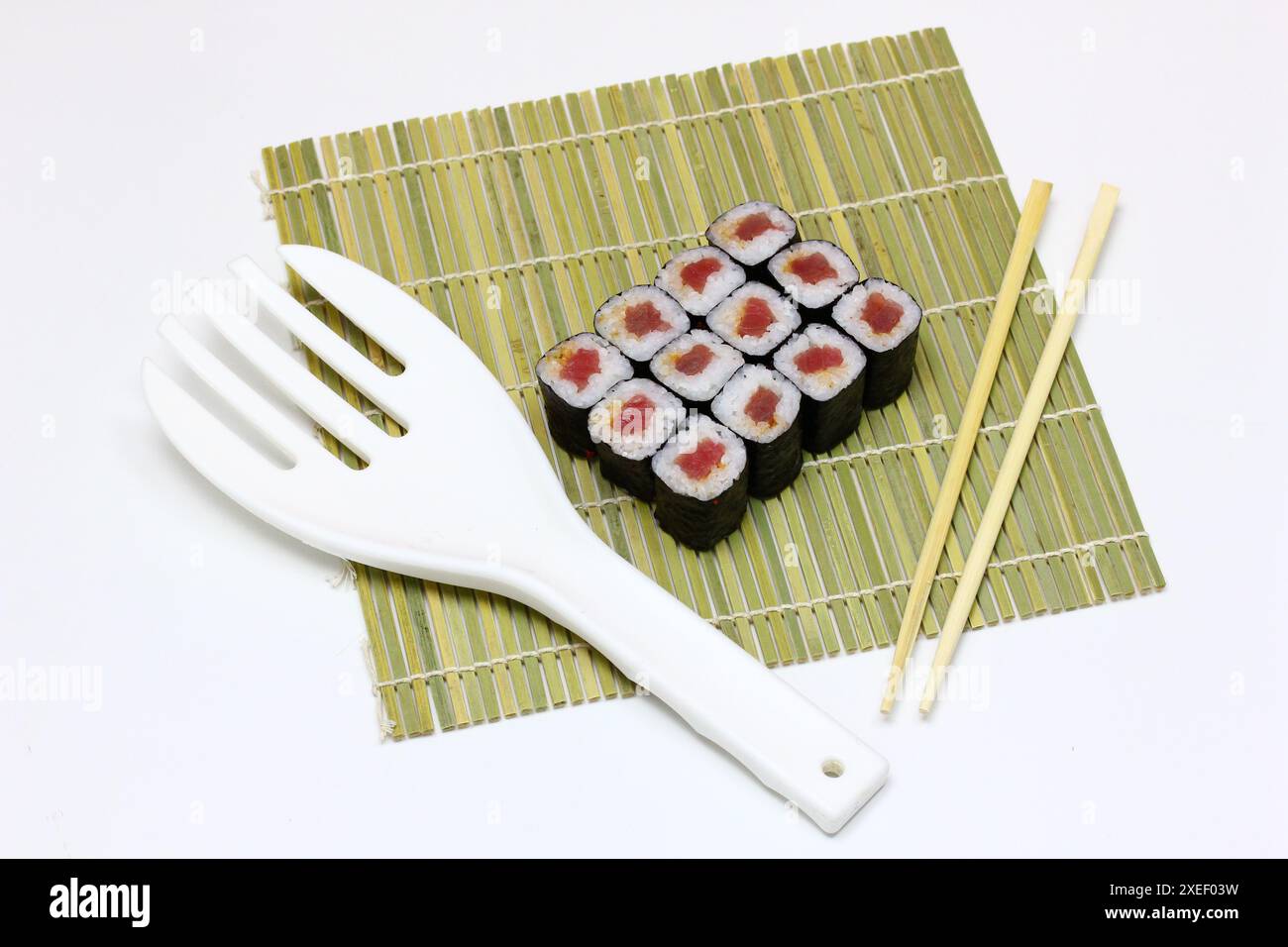 Sushi-Lieferung. Satz Rollen in einer Einwegverpackung auf schwarzem Hintergrund. Draufsicht Stockfoto