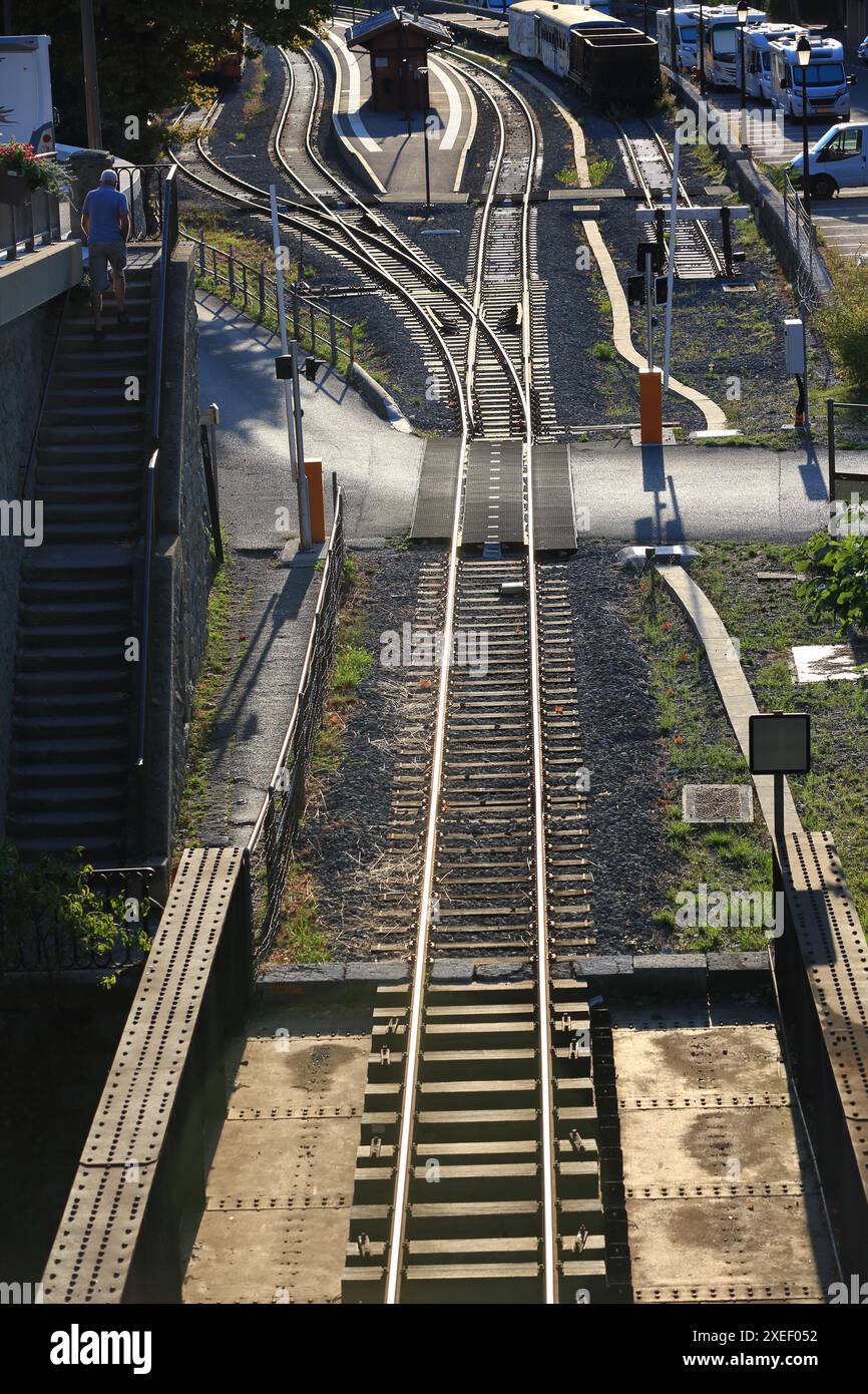 Bahnhof Gare und Eisenbahnlinien des Dorfes Entrevaux, Alpes de Haute Provence, PACA, Frankreich Stockfoto