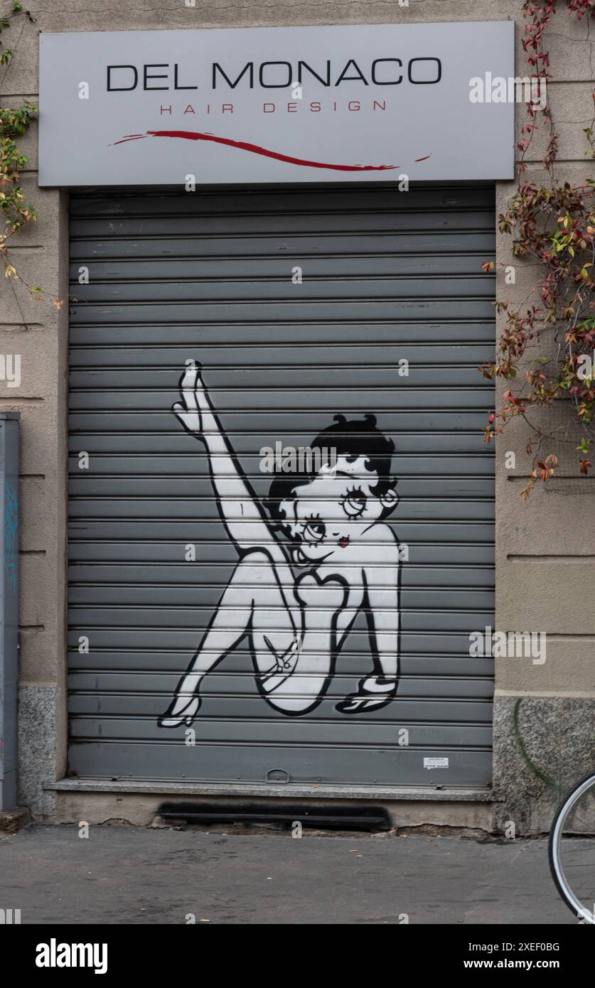 Straßenkunst von Betty Boop, gemalt auf den Ladenläden des Del Monaco Haardesigngeschäfts in Mailand, Italien Stockfoto