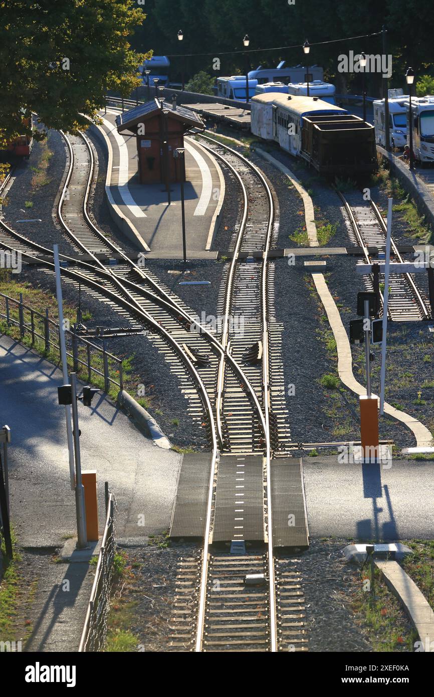 Bahnhof Gare und Eisenbahnlinien des Dorfes Entrevaux, Alpes de Haute Provence, PACA, Frankreich Stockfoto