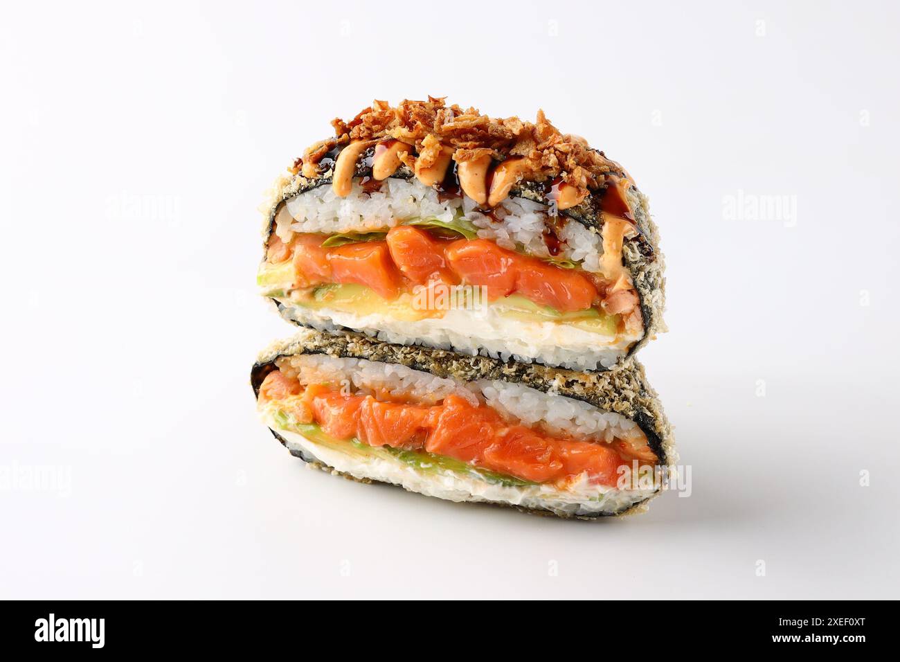 Appetitliche frische Sushi-Burger auf weißem Hintergrund für die Essenslieferungsstelle Stockfoto
