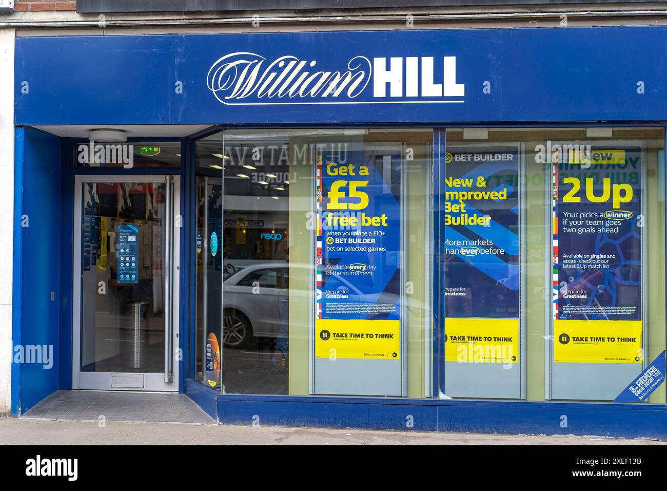 Blick auf einen William Hill-Laden in einer Hauptstraße, Stockfoto