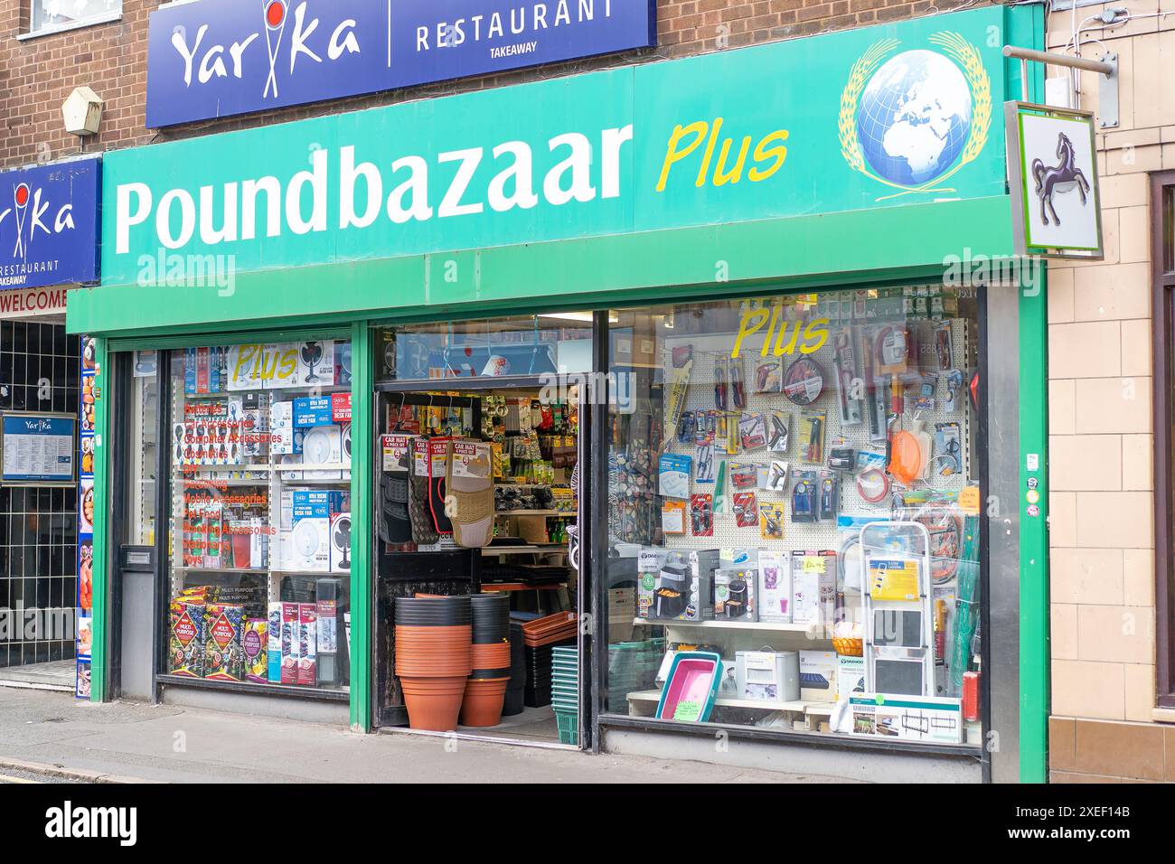 Poundbazzar plus Geschäft in einer Hauptstraße gelegen. Stockfoto
