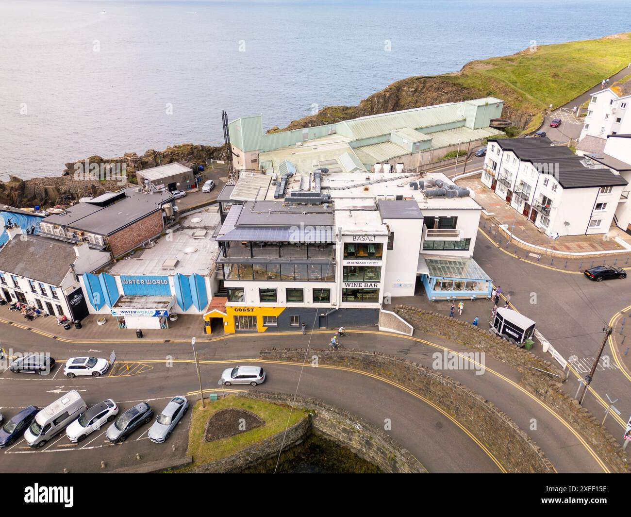 Luftbilder der Ramore Restaurants in Portrush, die vielfältige kulinarische Erlebnisse mit atemberaubendem Hafenblick bieten, mit frischen Meeresfrüchten, Gourmetgerichten und familienfreundlichen Optionen. Stockfoto