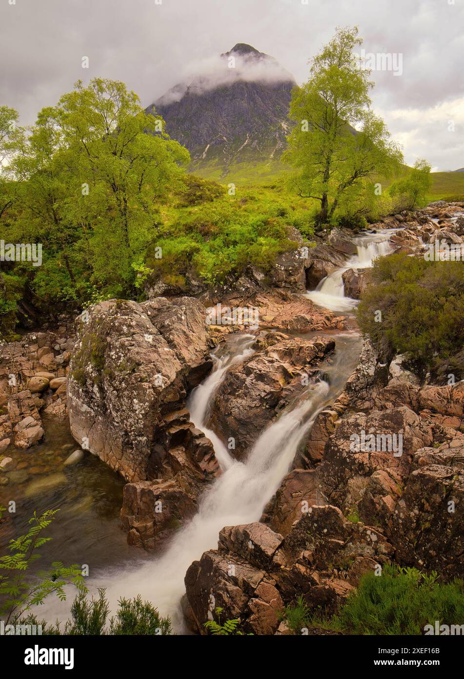 Niedrige Wolken über Buachaille Etive Mòr schaffen eine gruselige und geheimnisvolle Atmosphäre, die der rauen und ungezähmten Schönheit der schottischen Highlands angemessen ist Stockfoto