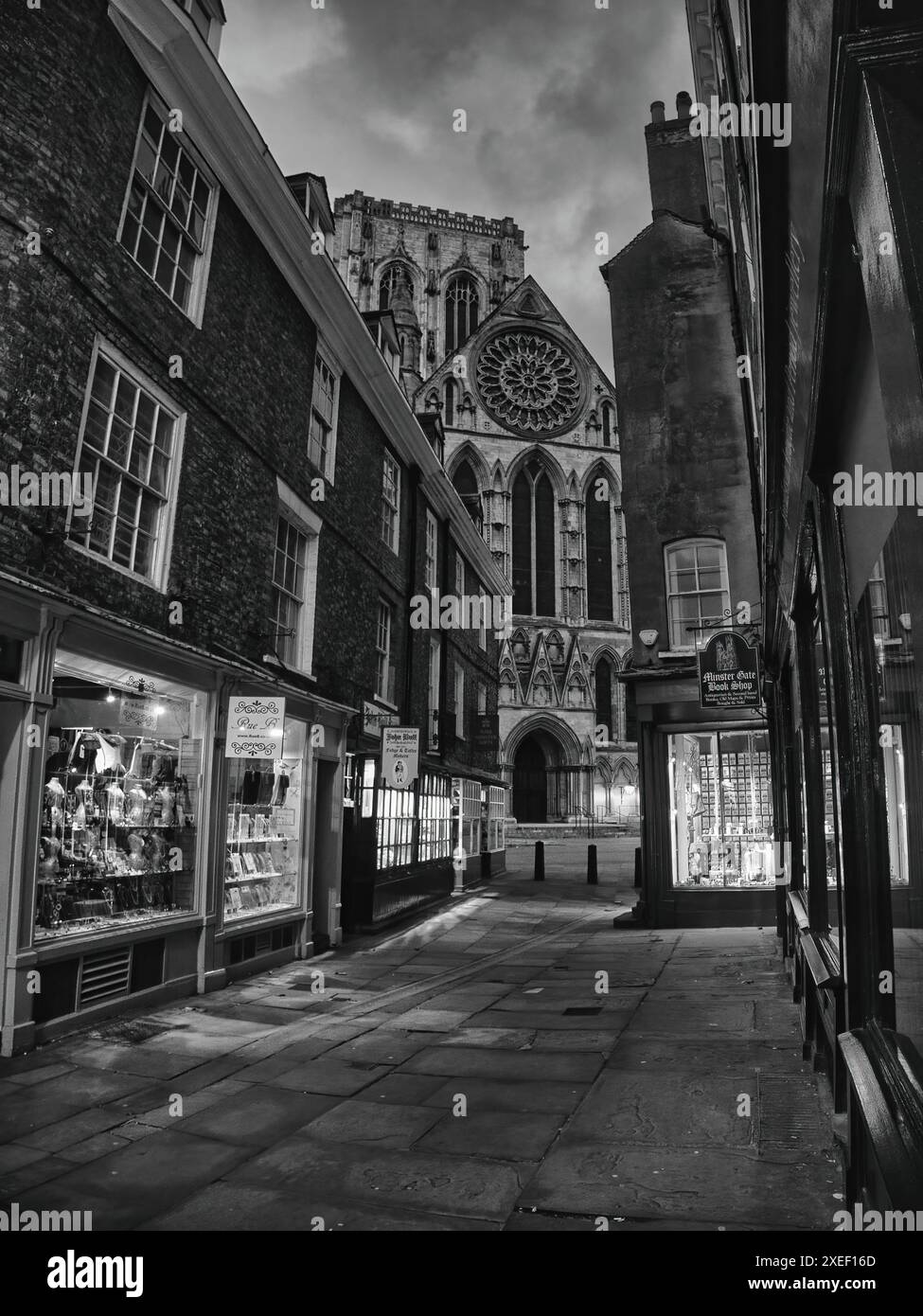 Historisches Minstergate in York bei Nacht mit Blick auf das berühmte Rosenfenster des York Minster Stockfoto