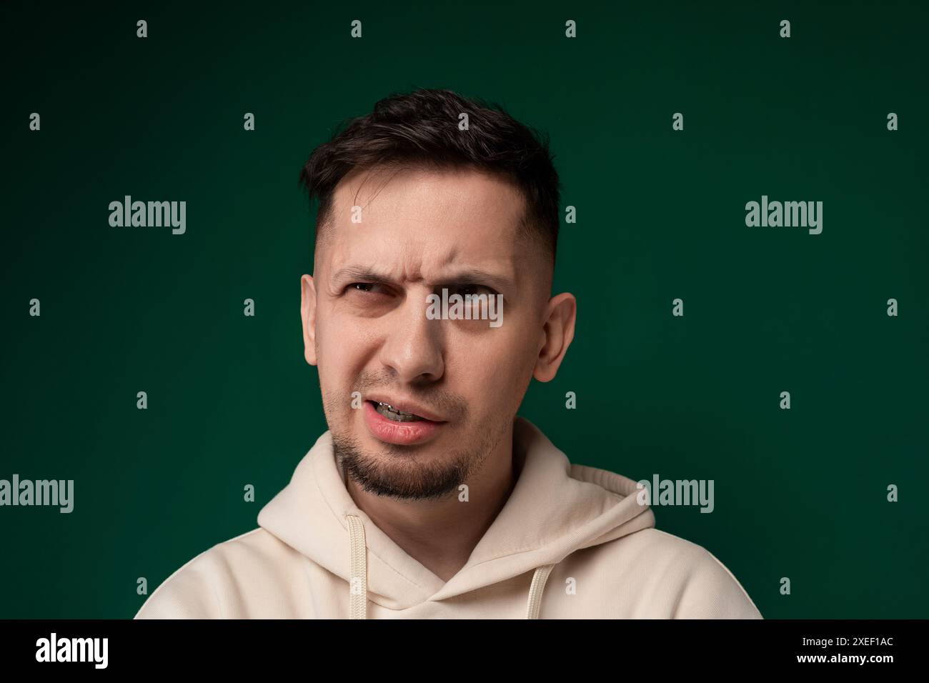 Mann in einem Hoodie, der ein Gesicht macht Stockfoto
