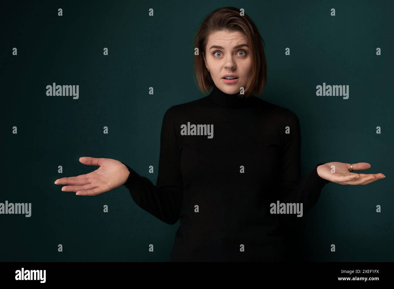 Frau in schwarzem Hemd, die Hände aushält Stockfoto