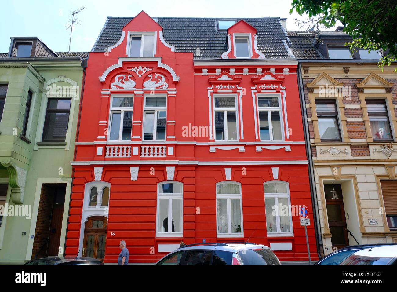 27.06.2024, Essen, Nordrhein-Westfalen, Deutschland - aufwändig sanierte Fassade eines alten bürgerlichen Mehrfamilienhauses an der Emmastraße im Essener Stadtteil Rüttenscheid *** 27 06 2024, Essen, Nordrhein-Westfalen, Deutschland - aufwändig sanierte Fassade eines alten bürgerlichen Mehrfamilienhauses an der Emmastraße im Essener Stadtteil Rüttenscheid Stockfoto