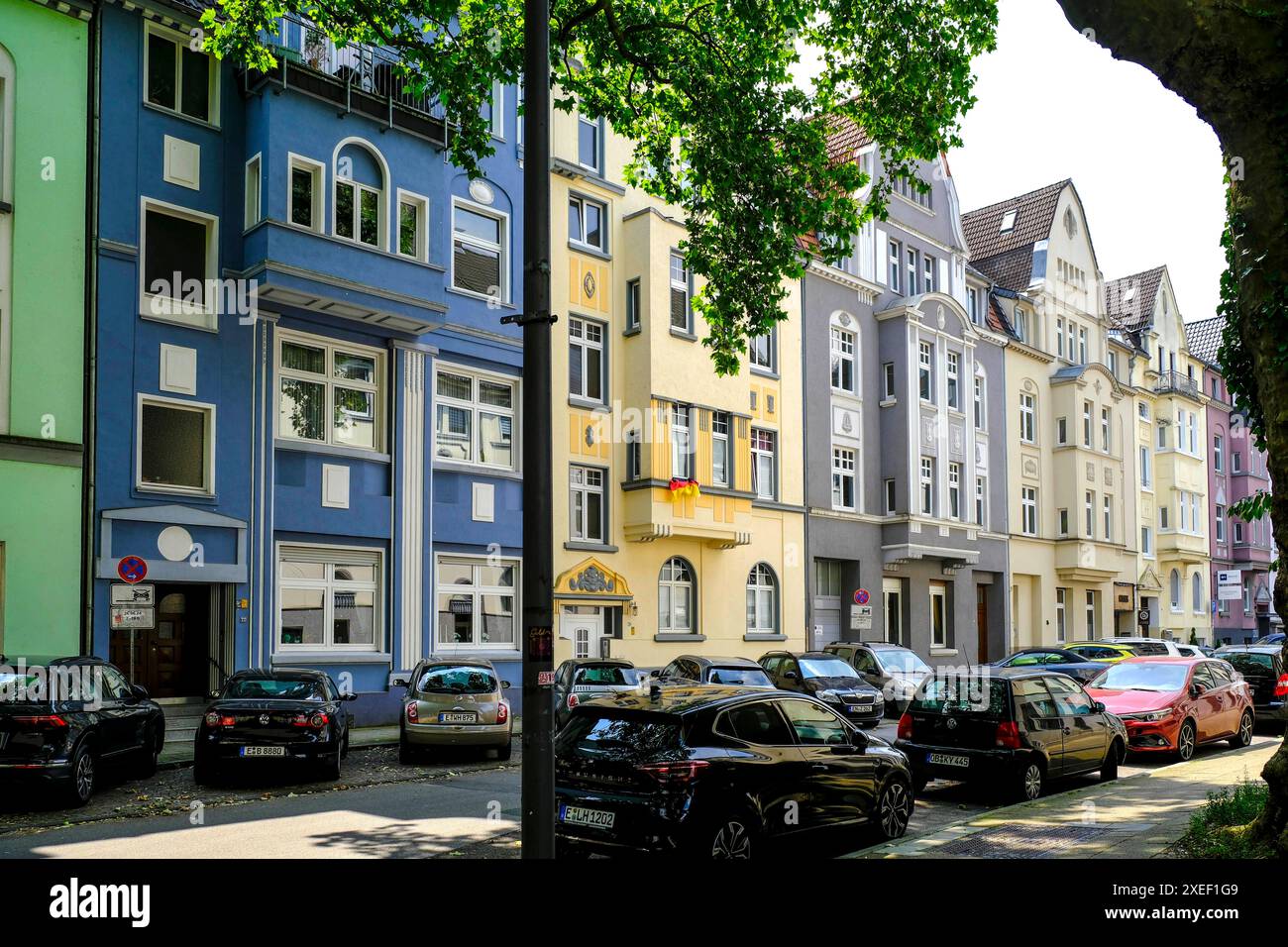 27.06.2024, Essen, Nordrhein-Westfalen, Deutschland - farbige Fassaden alter bürgerlicher Mehrfamilienhäuser an der Rosastraße im Essener Stadtteil Rüttenscheid *** 27 06 2024, Essen, Nordrhein-Westfalen, Deutschland farbige Fassaden alter bürgerlicher Mehrfamilienhäuser an der Rosastraße im Essener Stadtteil Rüttenscheid Stockfoto