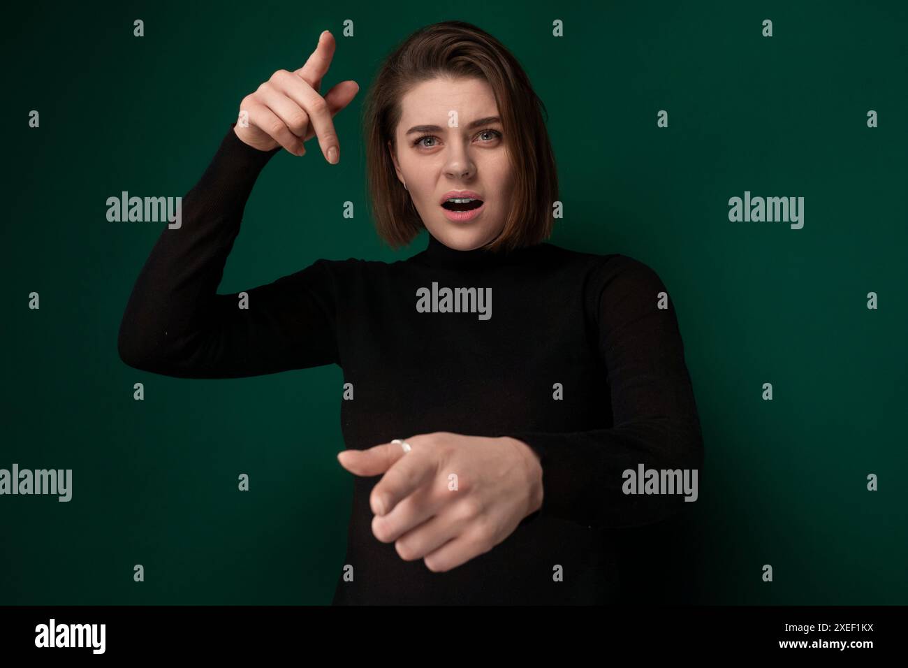 Frau in schwarzem Hemd zeigt Stockfoto