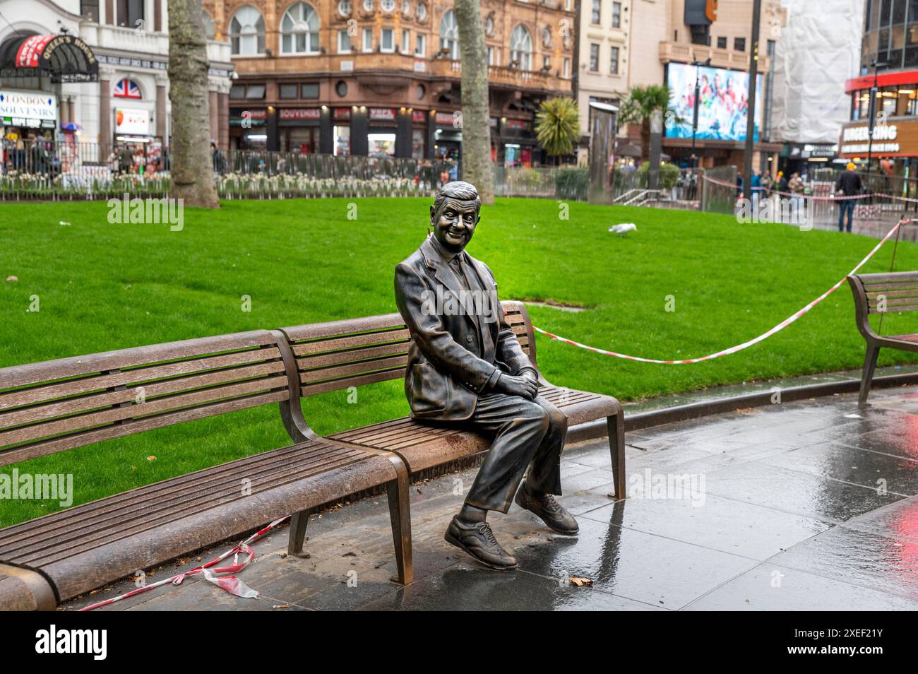 London, Vereinigtes Königreich - 22. März 2024 : Statue von Herrn Bean auf einer Bank. Rowan Atkinson Bronzestatue in London. UK. Stockfoto