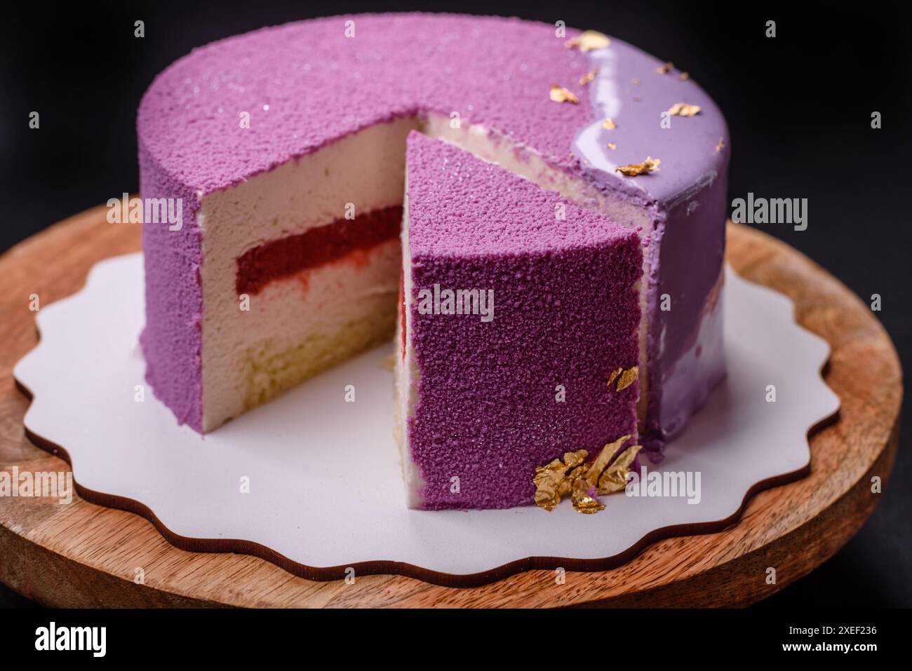 Köstlicher frischer süßer Mousse-Kuchen mit Beerenfüllung Stockfoto