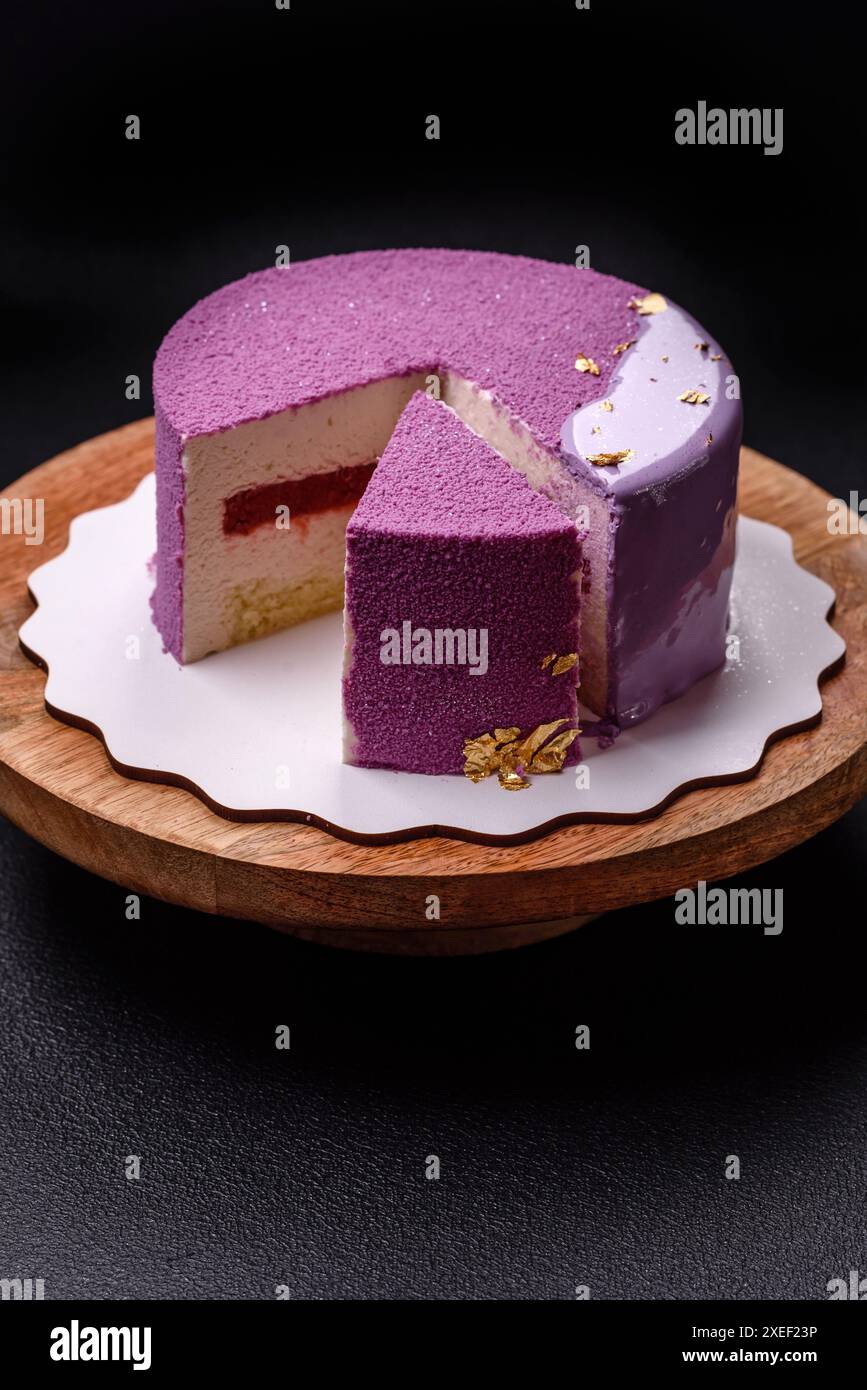 Köstlicher frischer süßer Mousse-Kuchen mit Beerenfüllung Stockfoto
