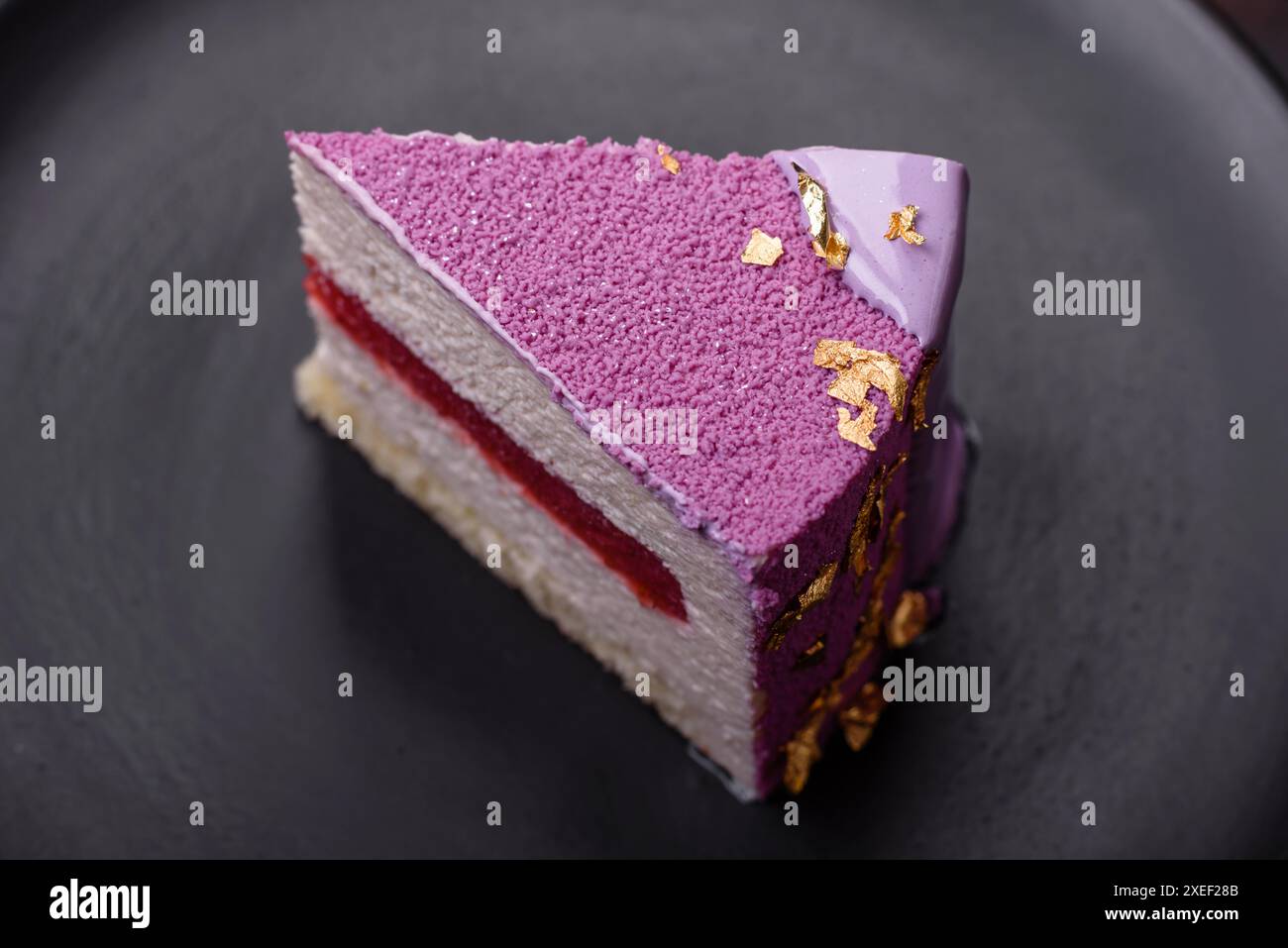 Köstlicher frischer süßer Mousse-Kuchen mit Beerenfüllung Stockfoto