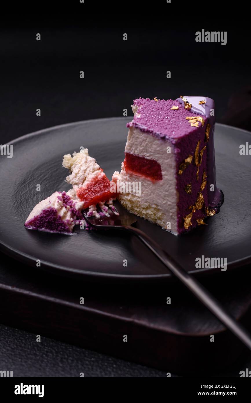 Köstlicher frischer süßer Mousse-Kuchen mit Beerenfüllung Stockfoto