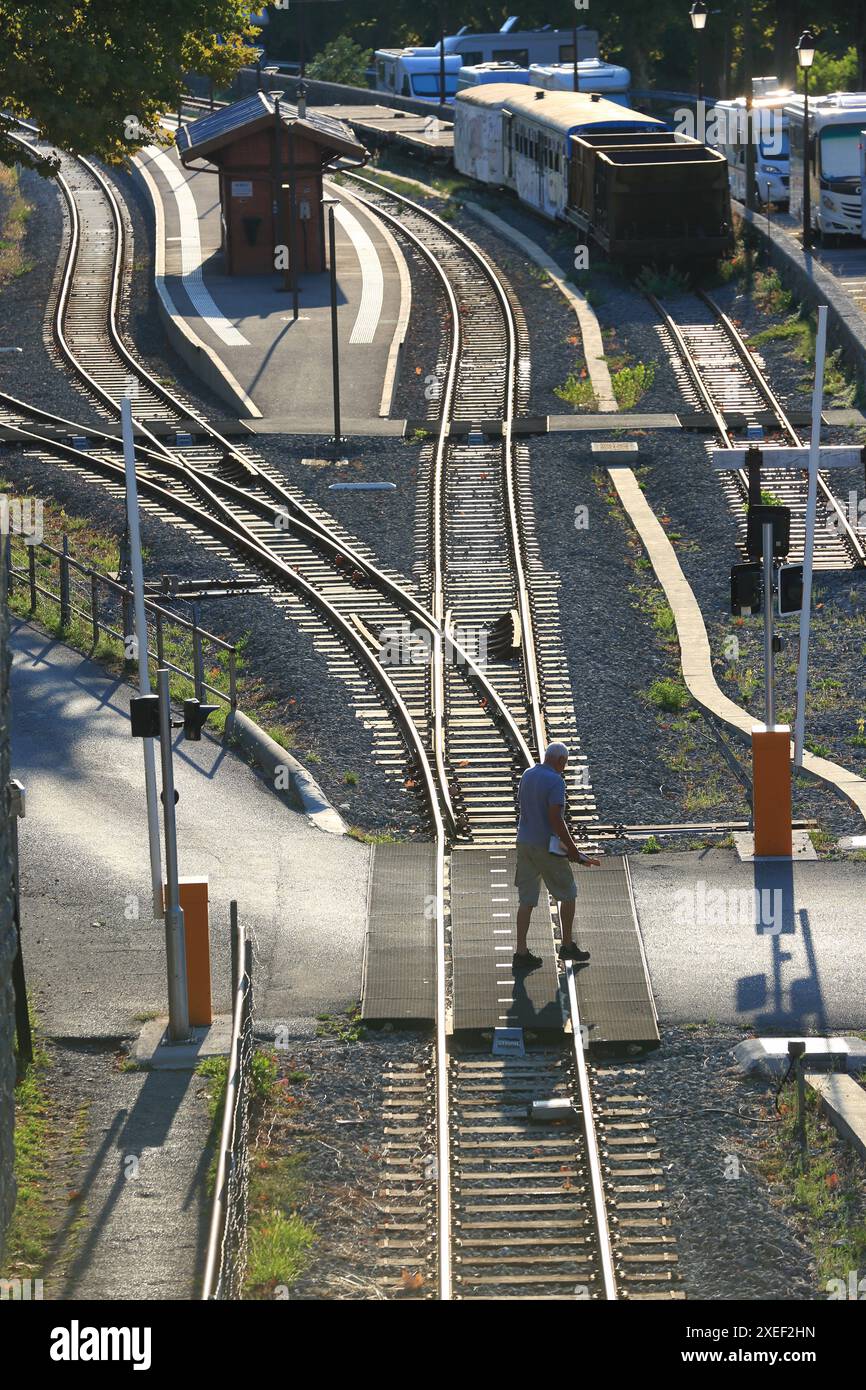 Bahnhof Gare und Eisenbahnlinien des Dorfes Entrevaux, Alpes de Haute Provence, PACA, Frankreich Stockfoto