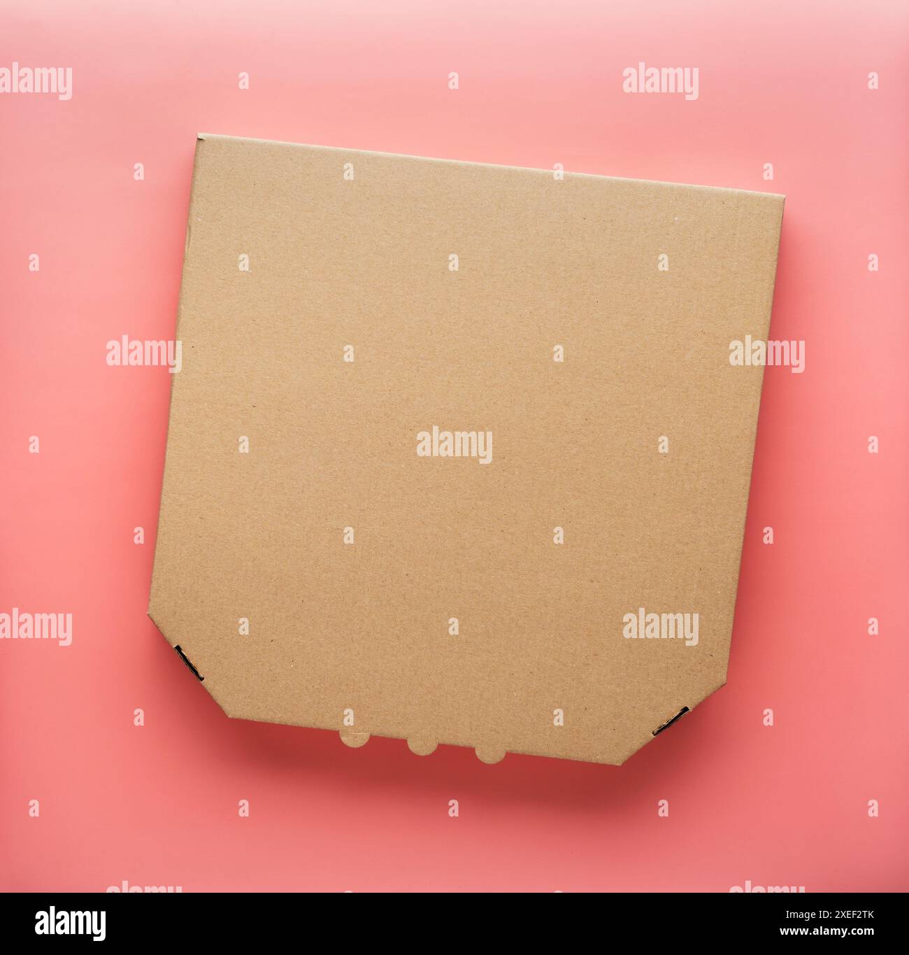 Pizza geschlossener Karton auf einheitlichem rosa Hintergrund flaches Lay Modell mit Copyspace Stockfoto