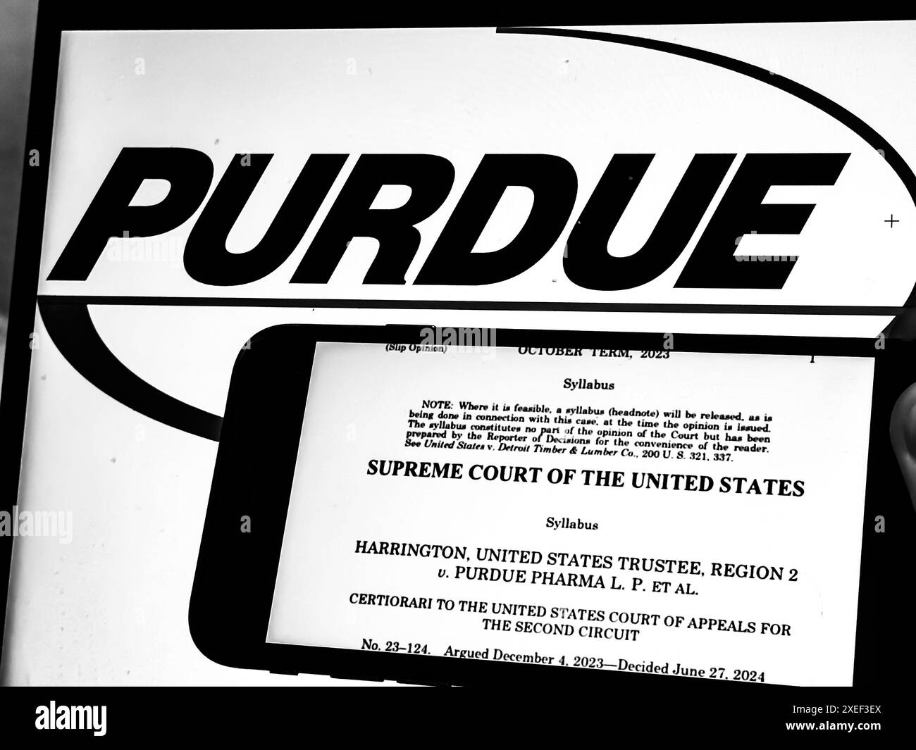 Juni 2024, Washington DC, District of Columbia, Vereinigte Staaten von Amerika: eine Fotoillustration des Purdue Pharma-Logos und des Urteils des Obersten Gerichtshofs der USA, der die Strafbeilegung zwischen dem Justizministerium und dem Unternehmen niederschlägt, das die Immunität gegen Zivilprozesse auf die wohlhabende Sackler-Familie umstritten ausdehnte, im Austausch für 6 Milliarden US-Dollar Fonds, um Familien mit Oxycontin-Zusatz zu entschädigen und Überdosis-Opfer. Richter Neil Gorsuch verfasste das mehrheitliche Rechtsgutachten in einer Abstimmung von 5-4, Richter Brett Kavanaugh in der Gegenstimme. (Kreditbild: © Taidgh Barron/ZUMA Press Wire) EDITORIAL U Stockfoto