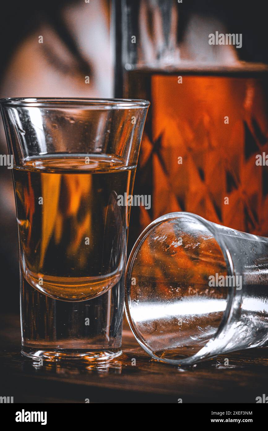 Porträt eines depressiven, jungen, weißen Mannes durch ein Glas Whiskey. Stockfoto