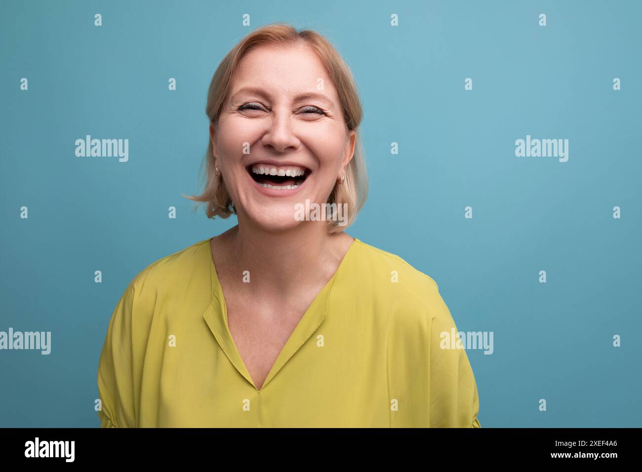 Horizontale Nahaufnahme einer glücklichen Frau mittleren Alters im lässigen Outfit Stockfoto
