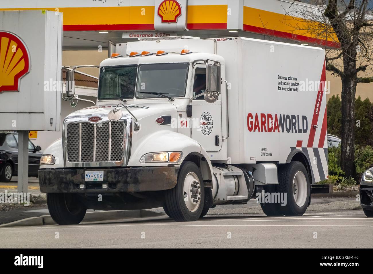 Vancouver, British Columbia, Kanada. April 2024. Ein kugelsicherer gepanzerter GardaWorld-Truck, ein Anbieter von Sicherheitsdiensten Stockfoto