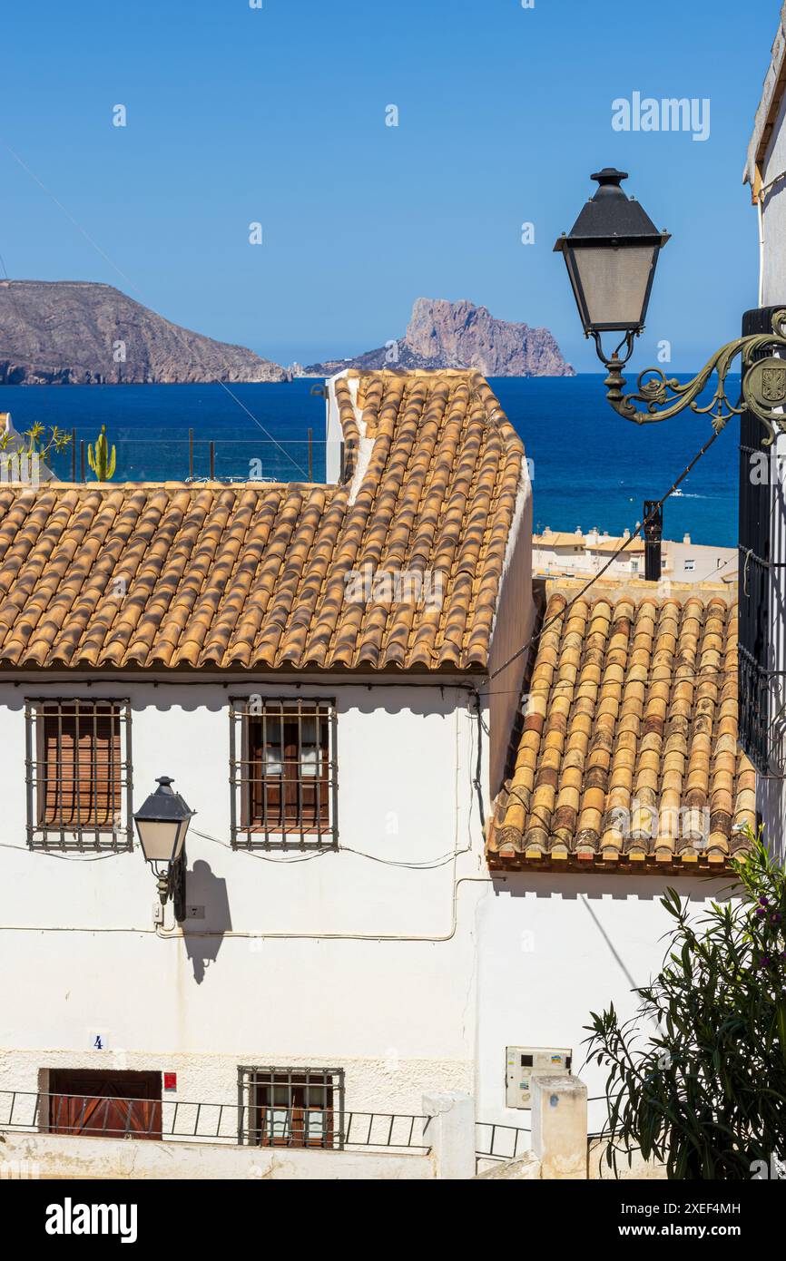 Das Bild zeigt eine malerische Aussicht von der spanischen Stadt Altea. Im Vordergrund befinden sich traditionelle weiß getünchte Gebäude Stockfoto