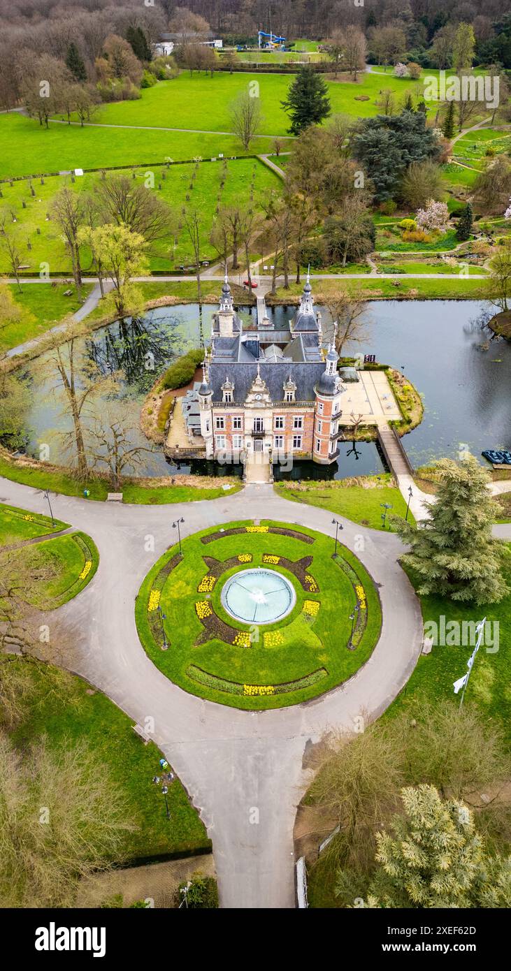 Huizingen, Belgien, 26. März 2024, Majestic Aerial View of Chateau in Huizingen Domain, Belgien Stockfoto