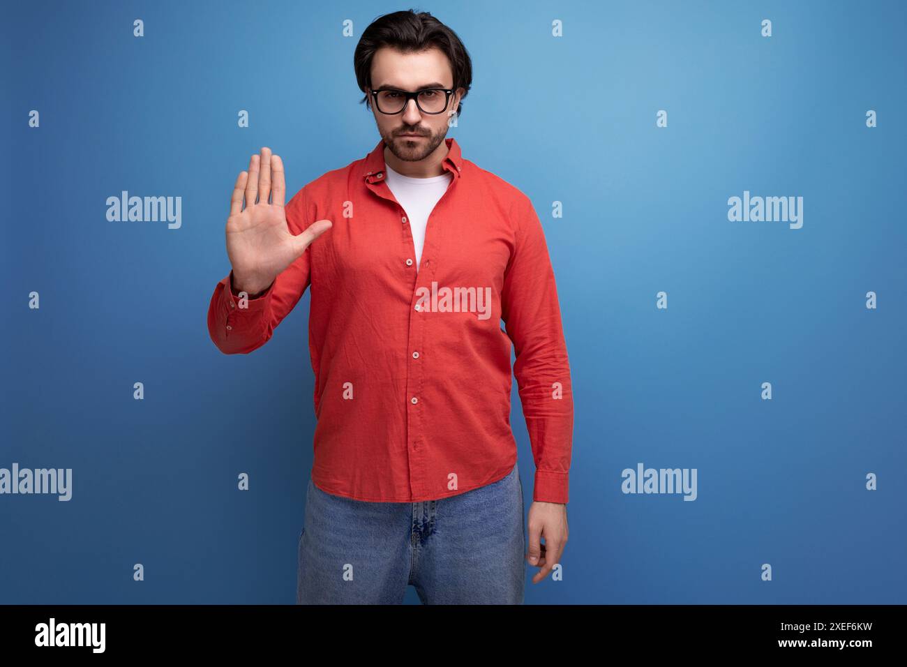 Der stilvolle 35-jährige europäische Mann in lässigem Hemd bittet darum, aufzuhören Stockfoto