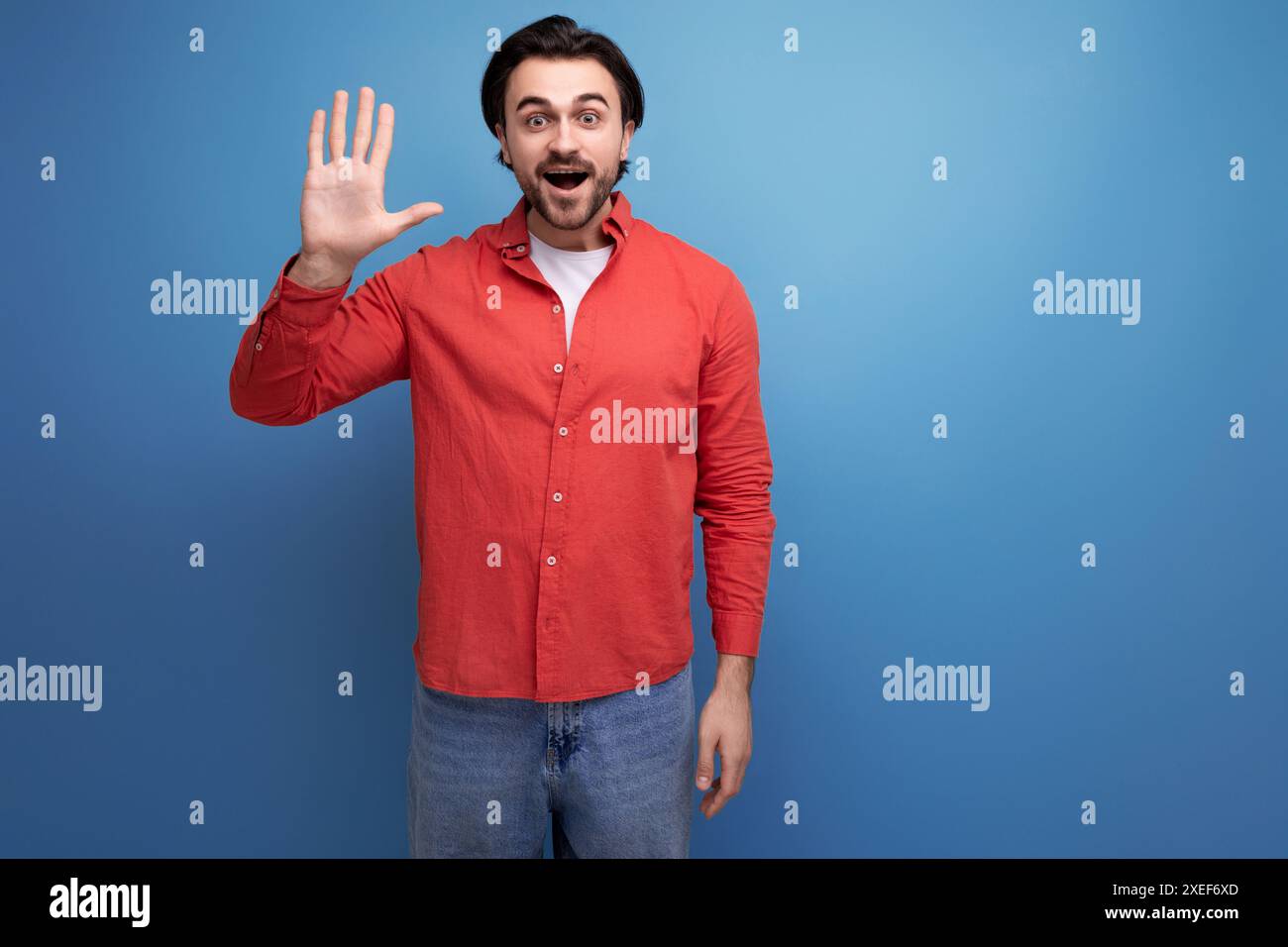 Der junge, starke, gutaussehende Kerl mit schwarzen Haaren ist selbstbewusst Stockfoto