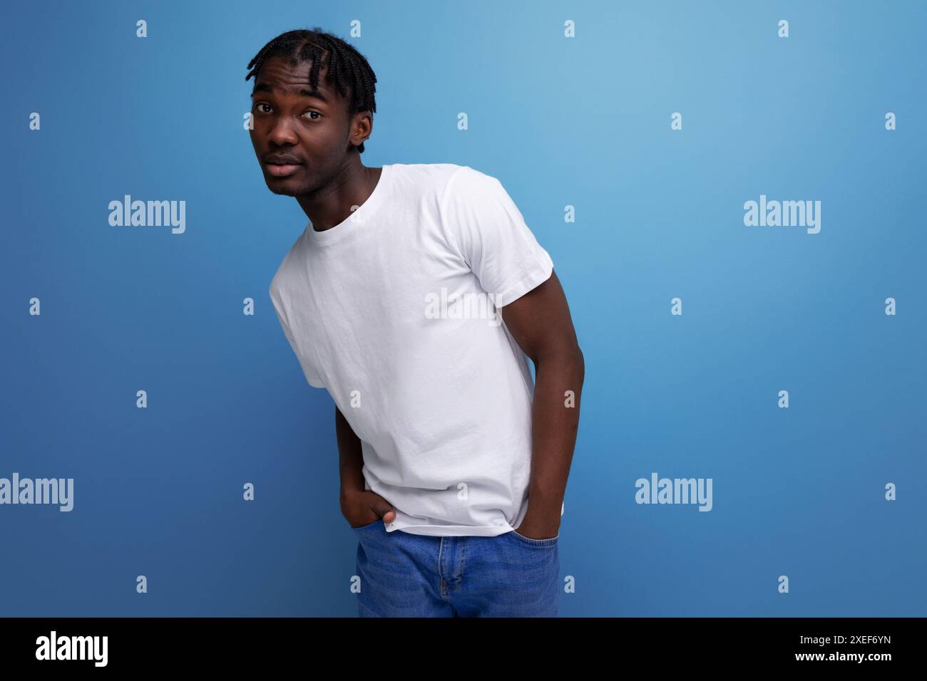 Weißes T-Shirt mit Platz zum Drucken, für einen Mann gekleidet Stockfoto