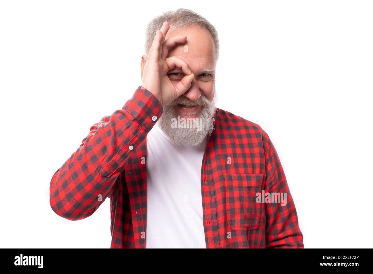 Netter, freundlicher 60er Jahre alter Großvater mit grauem Bart Stockfoto