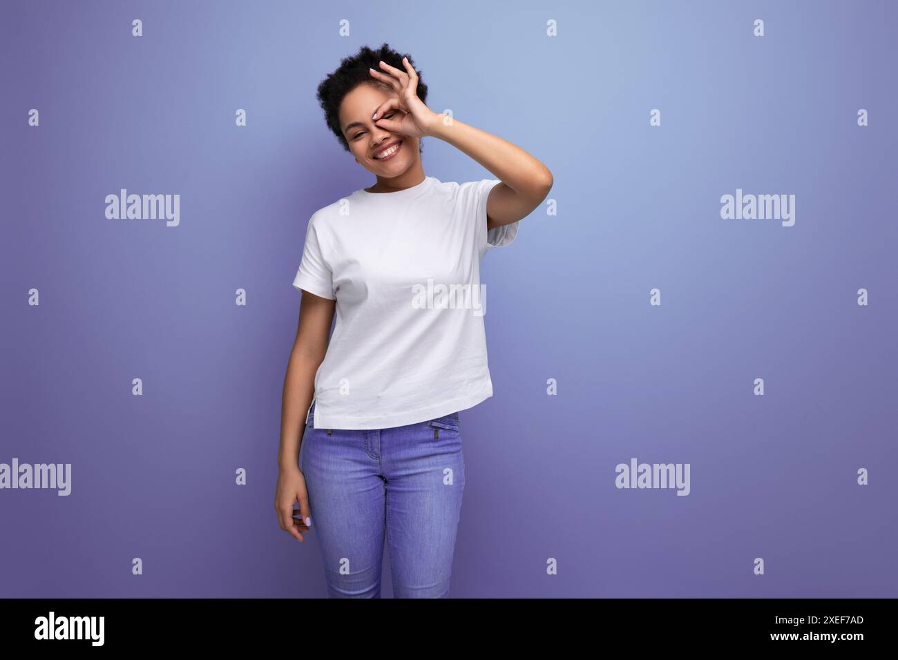 Porträt der authentischen schönen jungen brünetten hispanischen Frau in weißem T-Shirt auf Hintergrund mit Kopierraum Stockfoto