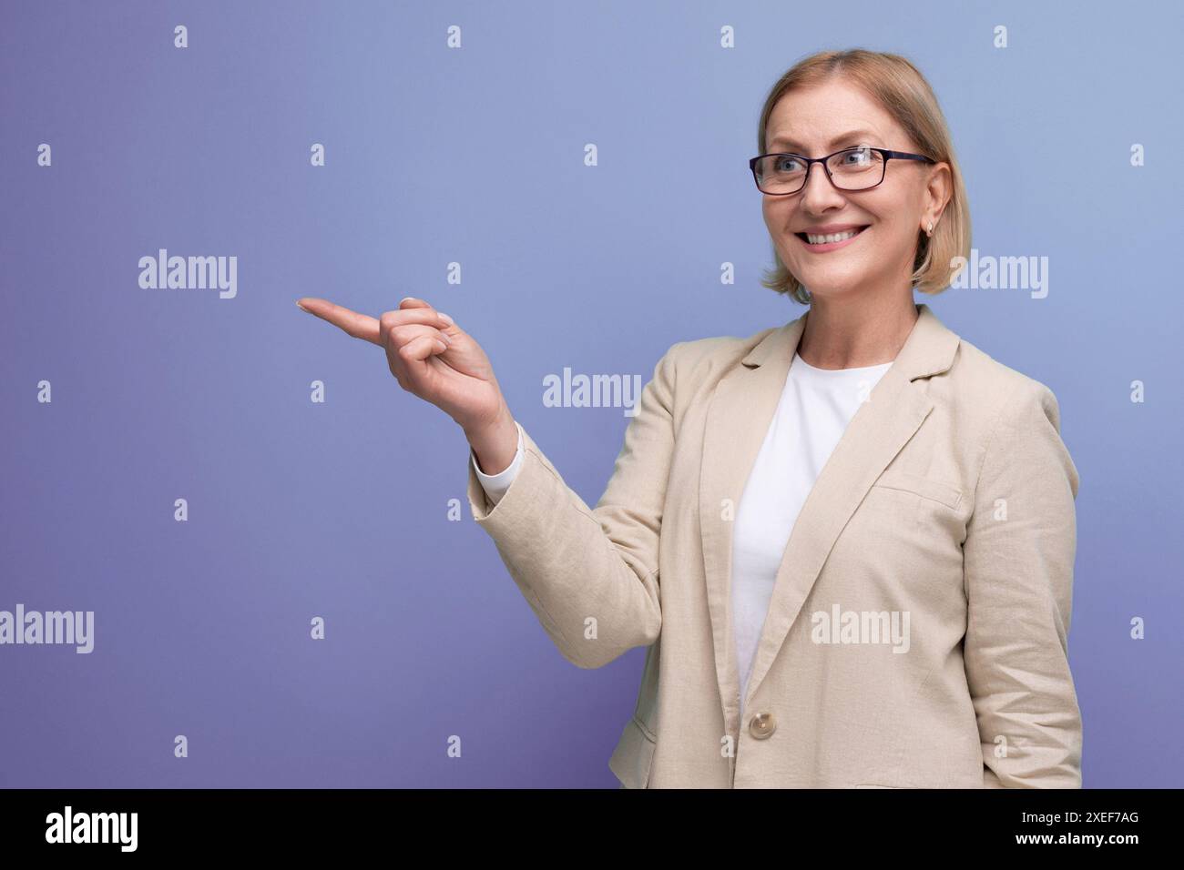 Porträt einer erfolgreichen Geschäftsfrau aus den 40er Jahren in einer klassischen Jacke auf hellem Hintergrund mit Kopierraum Stockfoto