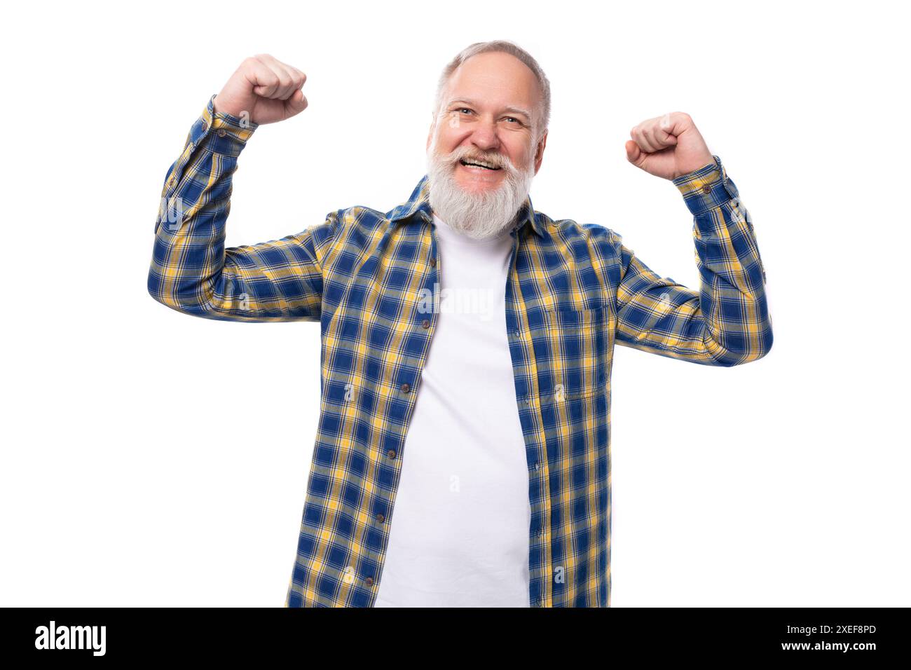 Gesunder, starker Seniorenpensionär, grauhaariger Mann mit einem Bart in einem Hemd auf weißem Hintergrund Stockfoto