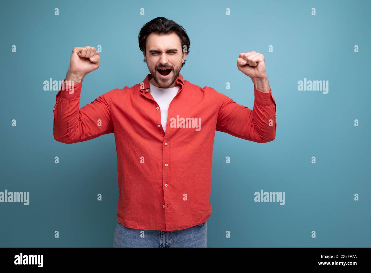 Gutaussehender, selbstbewusster dunkelhaariger 30er-Mann in rotem Hemd Stockfoto