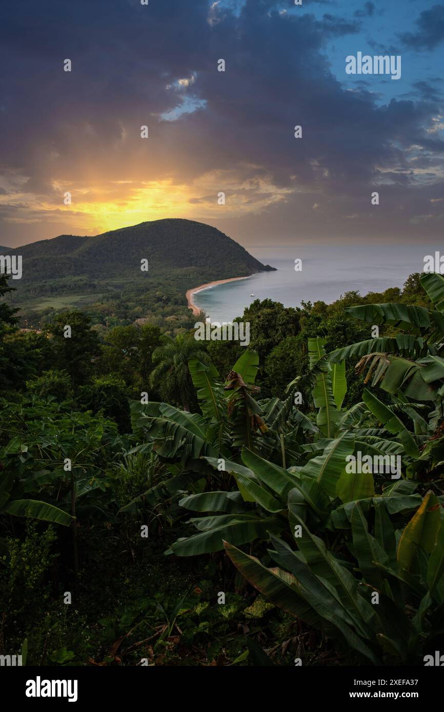 Guadeloupe, Karibikinsel. Blick auf den Sandstrand, das Meer vom Grande Anse Beach, Deshaies Stockfoto