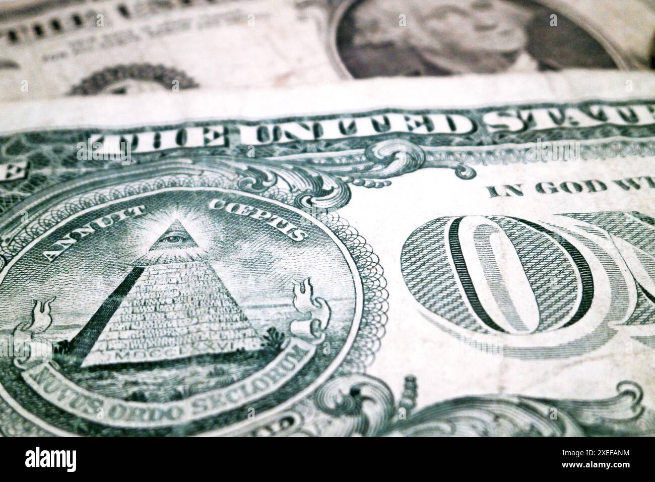 Nahaufnahme von zwei 1-Dollar-Scheinen mit dem Fokus auf das Auge der Vorsehung. Stockfoto